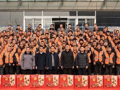 情系農(nóng)民工 蛇年送祝?！A兆控股為優(yōu)秀農(nóng)民工發(fā)放春節(jié)禮品